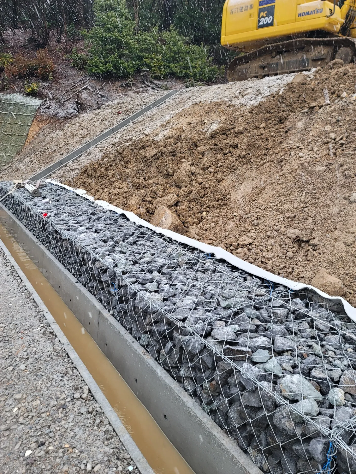 安全第一で進める整形作業